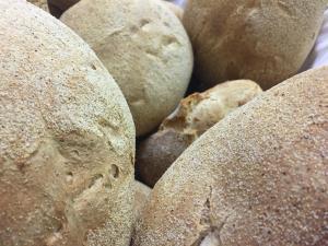 Un montón de rocas colocadas una al lado de la otra en Agriturismo Furfullanu, en Nurallào