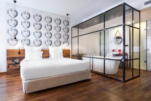 Llit o llits en una habitació de Shota @ Rustaveli Boutique Hotel