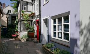 a white house with a red door and windows at Schmuckstück in Bremen