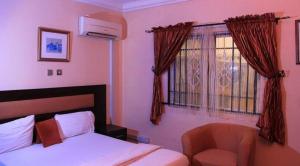 Ένα ή περισσότερα κρεβάτια σε δωμάτιο στο Chantella Suites