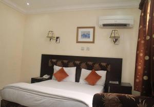 Ένα ή περισσότερα κρεβάτια σε δωμάτιο στο Chantella Suites