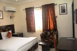 Ένα ή περισσότερα κρεβάτια σε δωμάτιο στο Chantella Suites