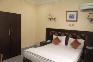 Ένα ή περισσότερα κρεβάτια σε δωμάτιο στο Chantella Suites