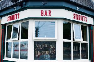 Un certificado, premio, letrero u otro documento en Sinnotts Bar