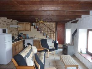 cocina con sofá y fogones en una habitación en La Metairie, en Parthenay