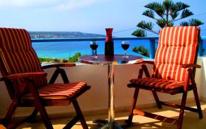 2 Stühle und ein Tisch mit 2 Gläsern Wein in der Unterkunft Corina Apartments , Corina 2-studios in Sitia + 36 Fotos