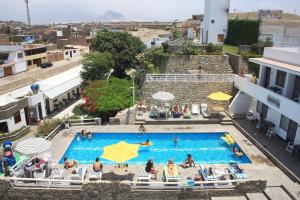 Bazén v ubytování Hotel Bracamonte nebo v jeho okolí