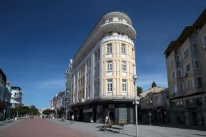 瓦尔纳Hostel Musala的城市街道上高大的建筑