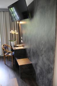 una stanza con tavolo e parete nera di le tout va bien a Valence-dʼAgen