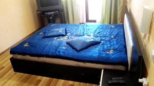 クリーズハニュカにあるOtdyh U Moryaのベッド(青いシーツ、枕付)