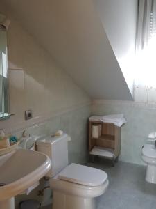 a bathroom with a white toilet and a sink at Babia in Astorga