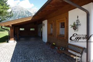 budynek z ławką przed nim w obiekcie Eggerhof - Ferienhaus w mieście Ramsau am Dachstein