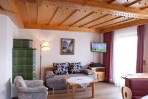 salon z kanapą i stołem w obiekcie Eggerhof - Ferienhaus w mieście Ramsau am Dachstein