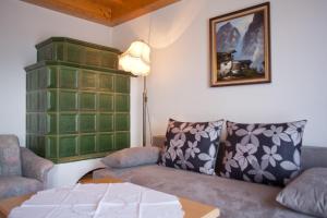 salon z kanapą i lampą w obiekcie Eggerhof - Ferienhaus w mieście Ramsau am Dachstein