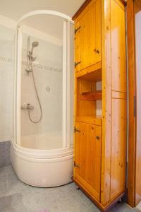a bathroom with a bath tub with a shower at Apartment Rialto with private parking in Cres +35 photos