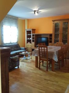 sala de estar con mesa y sofá en Babia en Astorga