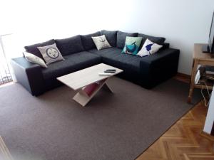 salon z czarną kanapą i stolikiem kawowym w obiekcie Apartment Dora 1 Jakišnica w mieście Lun