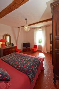 A bed or beds in a room at La Grande Maison De Nans