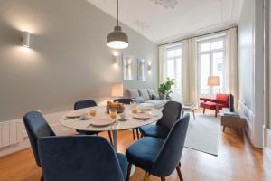 ein Esszimmer und ein Wohnzimmer mit einem Tisch und Stühlen in der Unterkunft LovelyStay - Flower Stylish Apartment in Porto