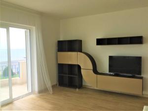 ein Wohnzimmer mit einem Flachbild-TV an der Wand in der Unterkunft Villa sul Mare in Belvedere Marittimo