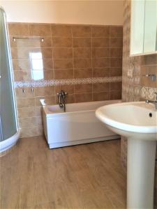 Ένα μπάνιο στο Villa sul Mare +20 φωτογραφίες