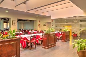 restauracja ze stołami i krzesłami z czerwonymi krzesłami w obiekcie Hotel Marquesa w Puerto de la Cruz +23 zdjęcia