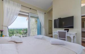 sypialnia z łóżkiem z biurkiem i dużym oknem w obiekcie Villa Sterpazzi - near Porec with Sea View, private Jacuzzi, Sauna and Pool w mieście Višnjan +37 zdjęć