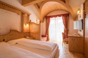 A bed or beds in a room at Hotel Chalet all'Imperatore