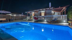 Bazén v ubytovaní Pothos Villas alebo v jeho blízkosti