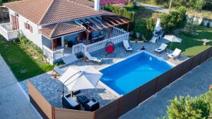 Bazén v ubytovaní Pothos Villas alebo v jeho blízkosti