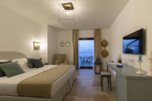 - une chambre avec un grand lit et un balcon dans l'établissement Romantic Relais Sorrento, à Sorrente