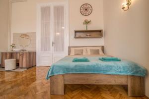Posteľ alebo postele v izbe v ubytovaní Suzy Apartman + 34 fotografií