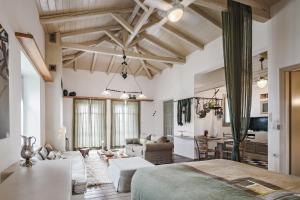 une grande chambre avec un lit et un salon dans l'établissement Mazaraki Guesthouse, à Mystras