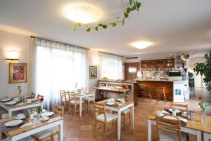 ein Esszimmer mit Tischen und Stühlen sowie eine Küche in der Unterkunft Hotel Ristorante Piccolo Chianti in Siena