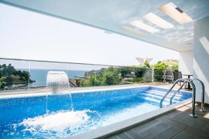 Bazén v ubytování Villa Delux nebo v jeho okolí