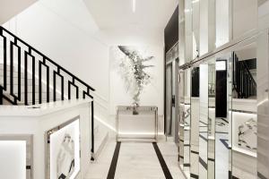 a hallway with black and white walls and mirrors at Sweet Suite in Gdańsk