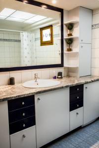 bagno con lavandino e specchio di Maisonette House Minos a Heraklion