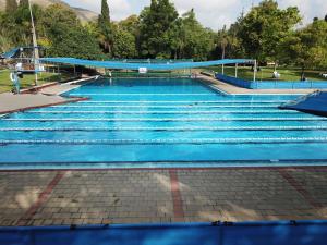 uma grande piscina com água azul em Bait Alfa Kibbutz Country Lodging em Bet Alfa