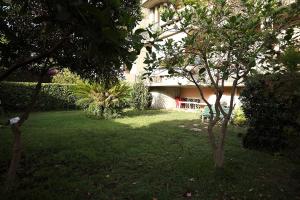 un cortile con due alberi e un edificio di The Patrick a Catania