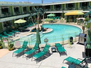 Bazén v ubytování Caribbean Motel nebo v jeho okolí