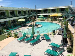 Bazén v ubytování Caribbean Motel nebo v jeho okolí