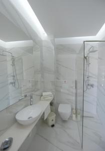 Ένα μπάνιο στο Trianta Apartments