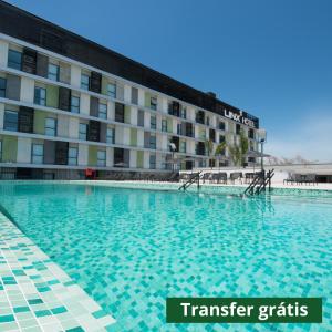 uma grande piscina em frente a um hotel em Linx Galeão no Rio de Janeiro