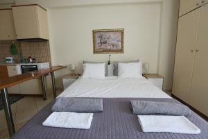 1 dormitorio con 1 cama grande y 2 toallas. en Studio B1, en Ioannina