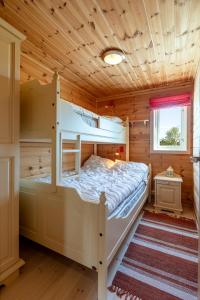 1 dormitorio con litera en una cabaña de madera en Valley View, en Stranda