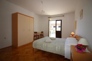 um quarto com uma cama e uma mesa com flores em Apartment in Porec/Istrien 10030 em Porec