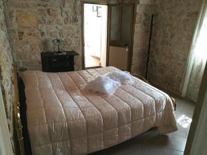 ein Schlafzimmer mit einem Bett in einem Zimmer mit einem Fenster in der Unterkunft Il Trullo di Nonna Enza in Castellana Grotte