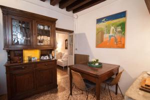 a living room with a table and a cabinet at Appartamento Casa 300 in Venice