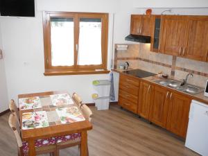 Kuchyň nebo kuchyňský kout v ubytování Casa Screm - Appartamenti e Camere -Rigolato - UD