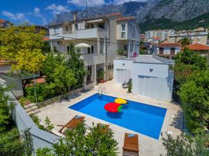 een zwembad met een rubberen eend in het midden bij Apartment Mediteraneo in Makarska